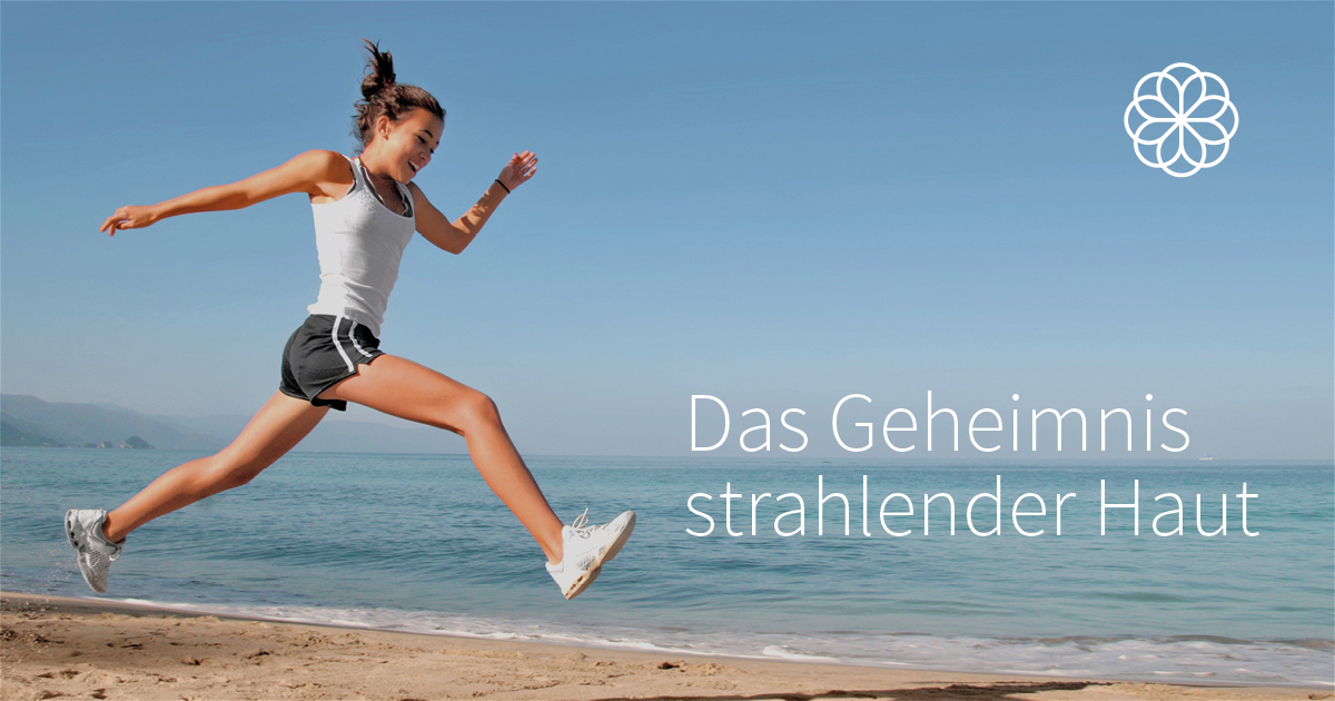 Das Geheimnis stahlender Haut Frau springt sportlich am Strand entlang, im Hintergrund das Meer – daneben der Text „Das Geheimnis strahlender Haut“.
